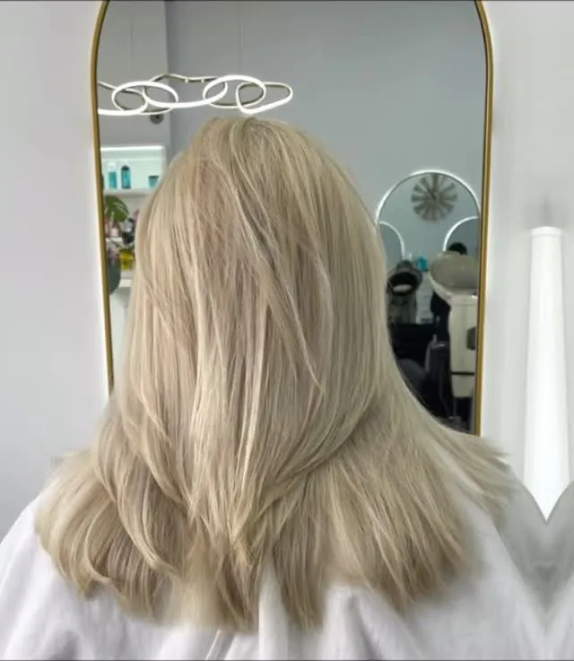 Seamless blonde root touch-up